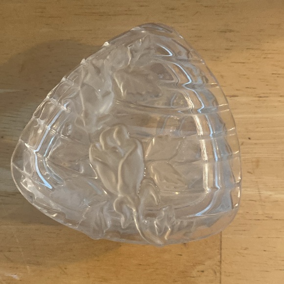 Vintage triangular shaped trinket dish with etched raise flowers on lid. - Picture 4 of 9